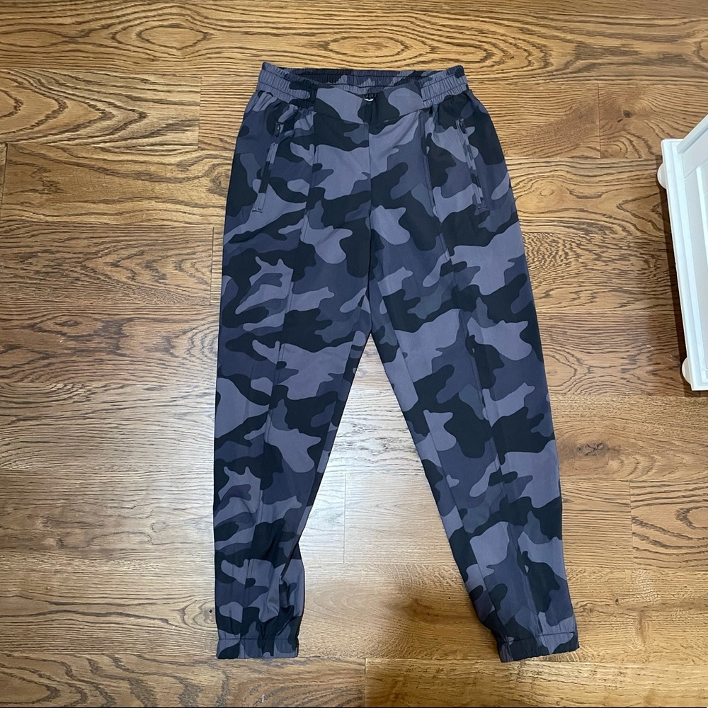 Old Navy Active, Size Small, Black Camoflauge